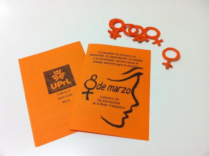 Unión Progresista por Librilla (UPrL) conmemora el 8 de marzo regalando broches 