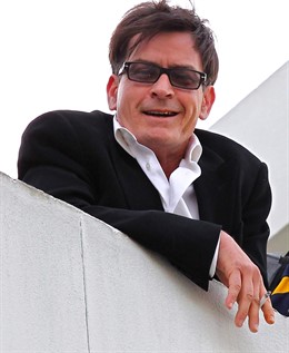 Charlie Sheen en el tejado de un edificio de Beverly Hills 