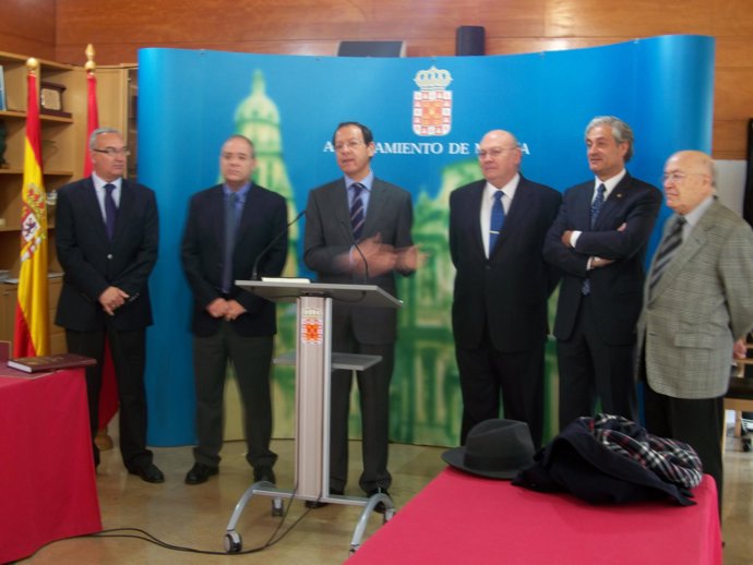 Cámara se dirige a los medios de comunicación