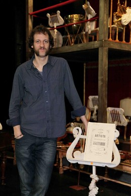 El actor Edu Soto posa en el teatro