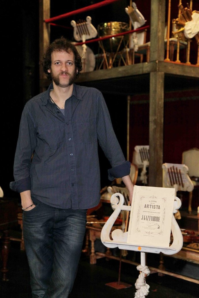 El actor Edu Soto posa en el teatro