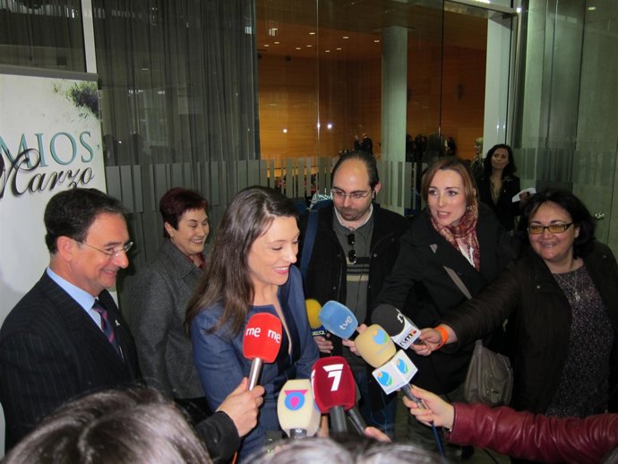 Pepa Aniorte, flanqueada por Bascuñana e Isabel María Jiménez