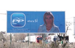 Cartel en el que aparece la candidata del PP