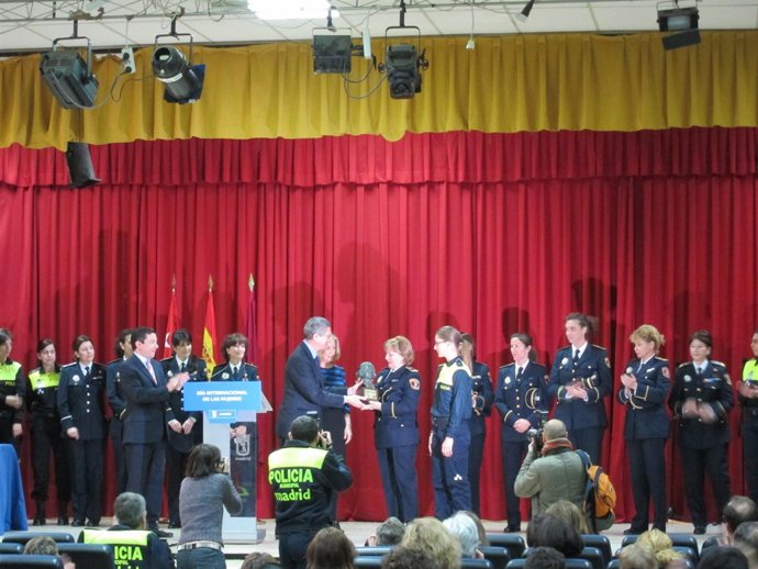 Gallardón entrega el Premio Clara Campoamor a las mujeres de la Policía Municipa