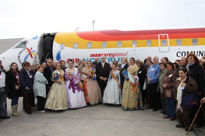 Recibimiento del 'avión fallero' en Manises