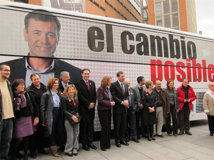 Tomás Gómez y dirigentes socialistas en la presentación del autobús
