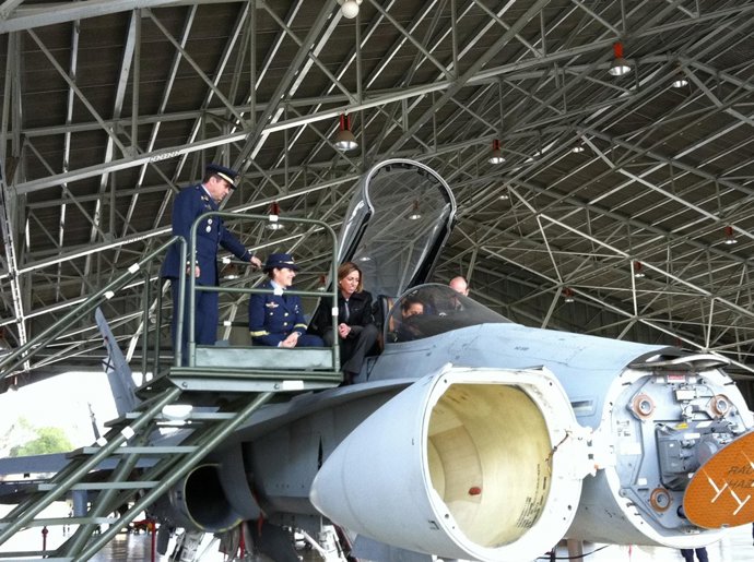 Chacón ante un F-18 del Ejército del Aire
