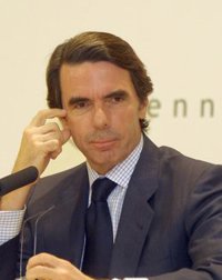 Aznar califica la política energética del Gobierno de "juego de pegatinas"