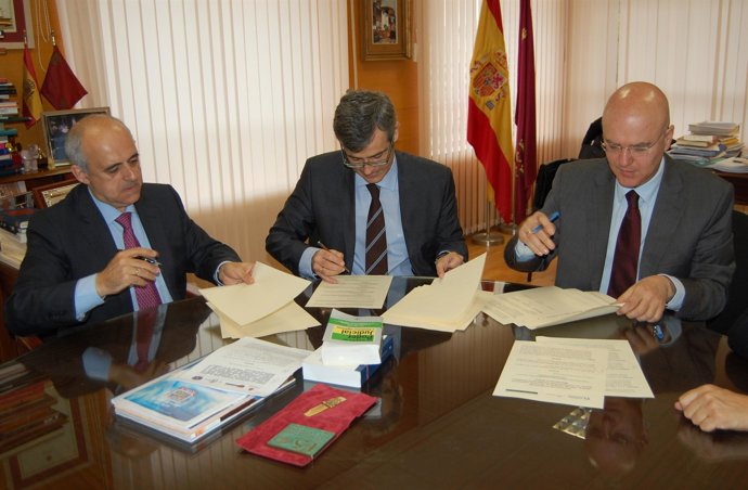 El presidente del Tribunal Superior de Justicia, Juan Martínez Moya y el secreta