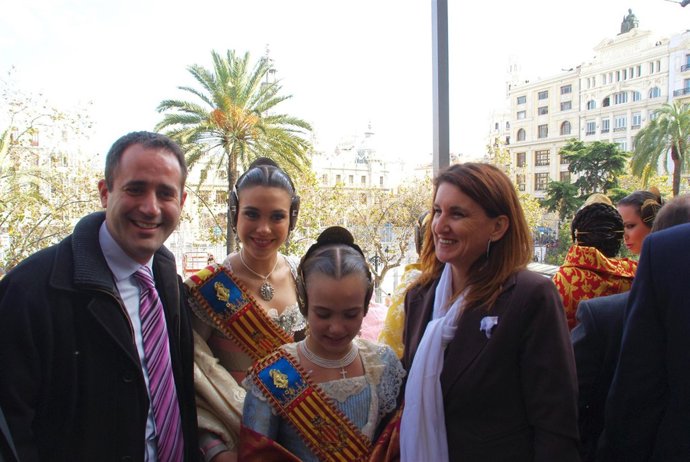 Alarte junto a las Falleras Mayores 2011 y la edil Mercedes Caballero tras la ma