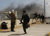 Las fuerzas de Gadafi atacan con tanques y aviones Zawiya