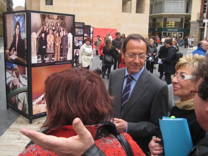 El alcalde de Murcia inaugura la exposición de fotografía 'Mujeres en el trabajo