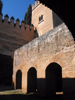 El baluarte y las caballerizas de la Torre de los Picos de la Alhambra