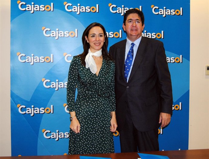 José Joaquín Gallardo y  la subdirectora general Institucional de Cajasol, Rosa 