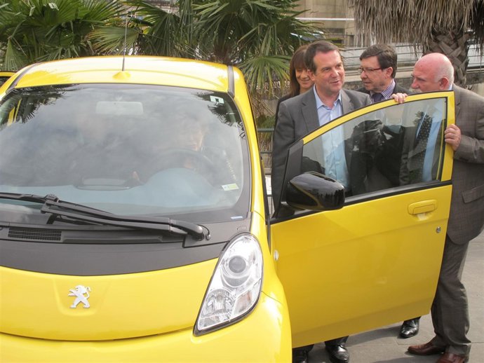 Abel Caballero se cambia de coche para uno eléctrico