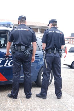 Dos agentes de la Policía Nacional.