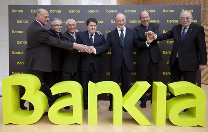 Los presidentes de las cajas integrantes del SIP posan tras el logo de Bankia.