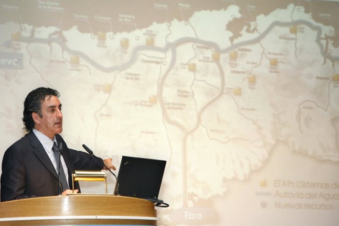 Conferencia del consejero de Medio Ambiente, Francisco Martín, ante los trabajad