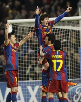 Messi e Iniesta guían al Barça a cuartos