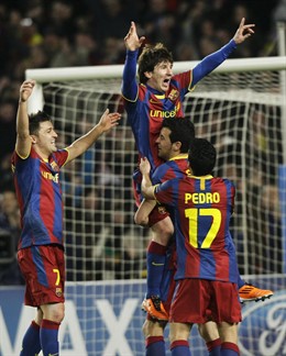 Messi e Iniesta guían al Barça a cuartos