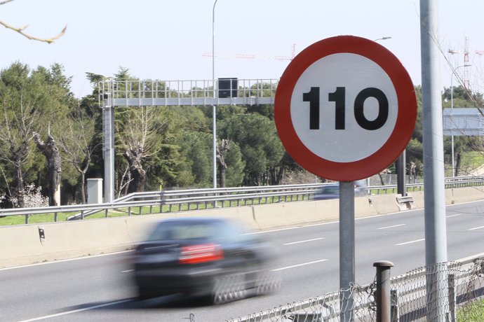 Señales de velocidad de tráfico a 110km/h