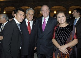 Medel en la recepción en la embajada chilena