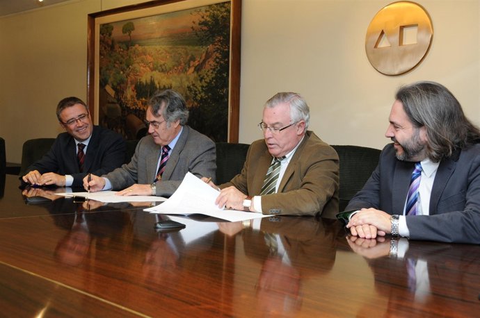 El presidente territorial de Caja Mediterráneo, Ángel Martínez, y el rector de l