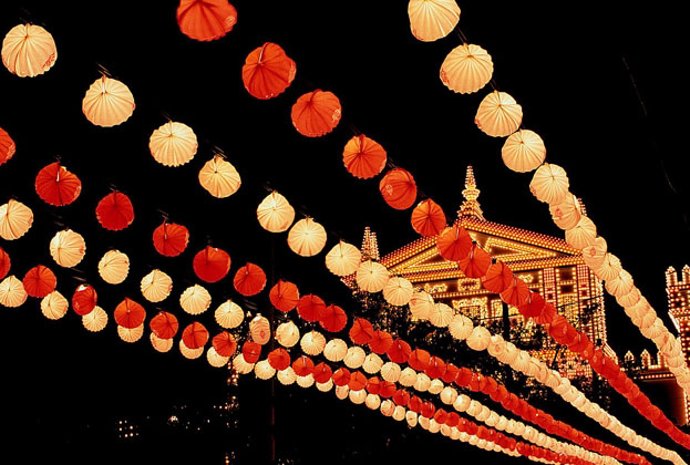 Iluminación nocturna de una feria