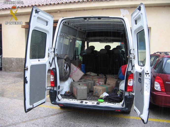 La Guardia Civil intercepta en Tarifa una furgoneta con 1.100 kilos de hachís