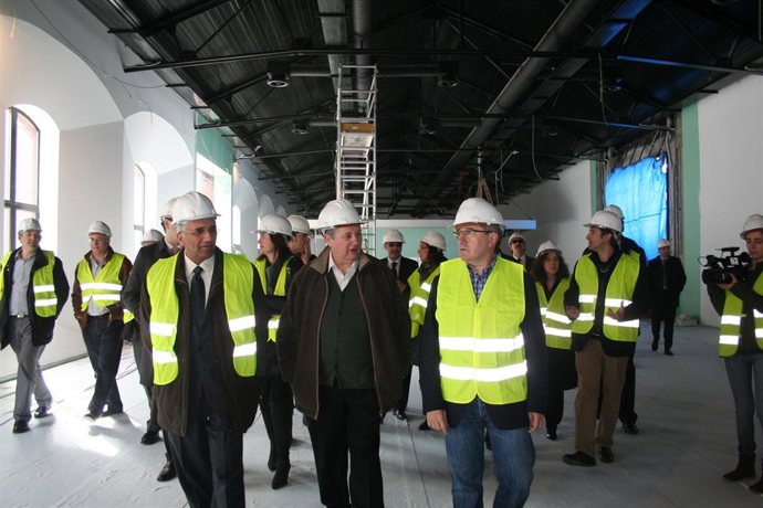 El alcalde, Francisco Fernández, durante su visita a las obras