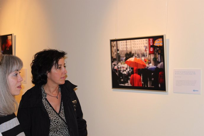 Inés Rodríguez y Mercedes Cantalapiedra observan una fotografía.