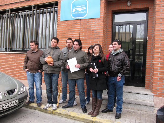 JJSS se manifiesta ante la sede del PP