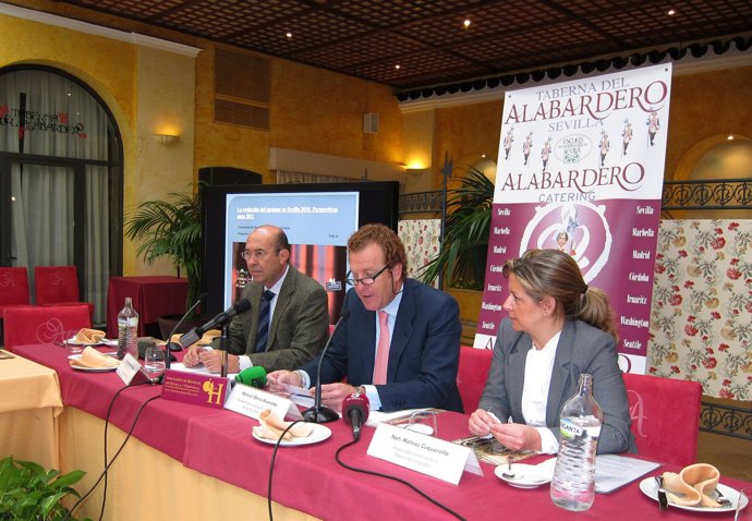 Presentación de un informe sobre el turismo en 2010 de la Asociación de Hotelero