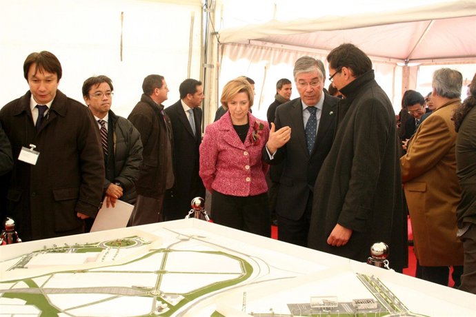 Araújo ante la maqueta del centro logístico de Toyota
