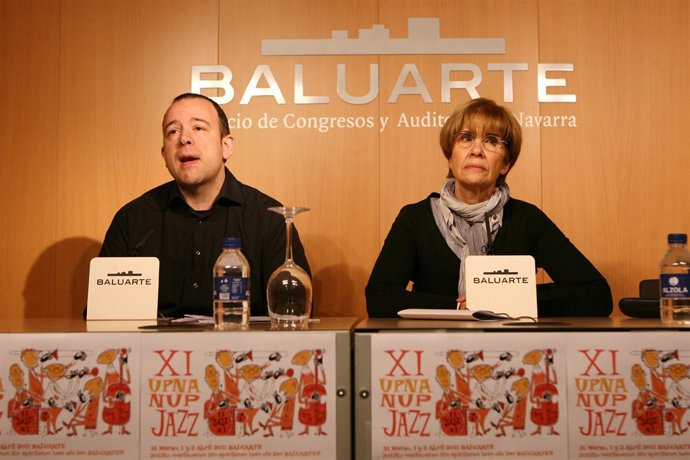 José Francisco Tapiz, a la izquierda, junto a Camino Oslé durante la presentació