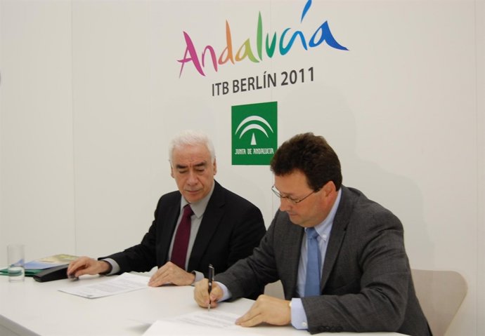 El consejero de Turismo, Comercio y Deporte, Luciano Alonso, en la firma de un c