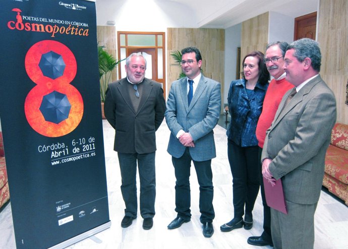 El alcalde y el resto de autoridades junto al cartel de Cosmopoética 2011 en su 