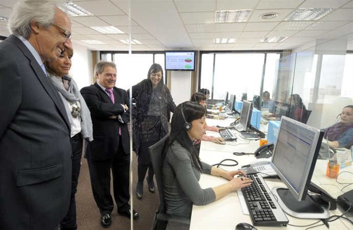 Rus observa a una de las operadoras del servicio de teleasistencia de la Diputac