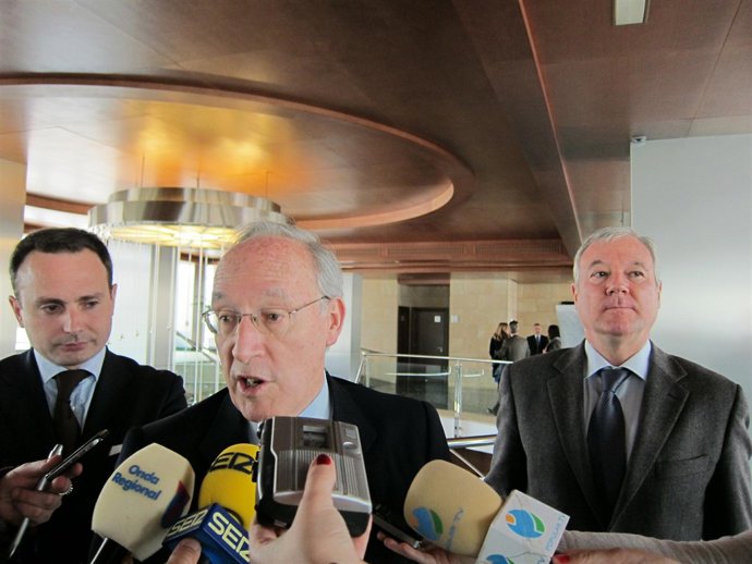 El economista Manuel Pizarro (en el centro) con el presidente murciano, Ramón Lu