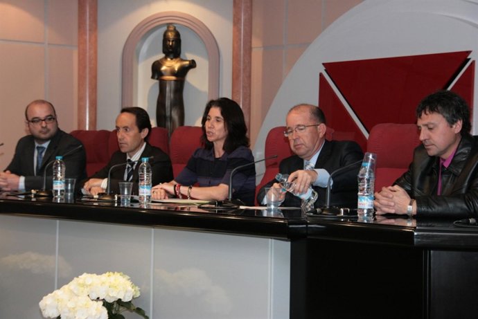 La consejer de Economía, en la Feria del Mueble