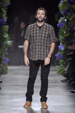 El diseñador de Givenchy, Riccardo Tisci en una pasarela de París 