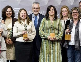 El presidente de la Junta, José Antonio Griñán, junto a las mujeres premiadas co