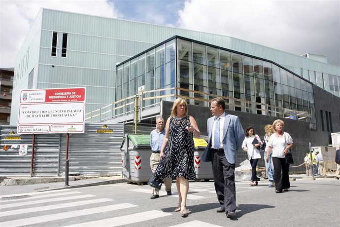 Avenida España, Torrelavega El consejero de Presidencia y Justicia, Vicente Medi