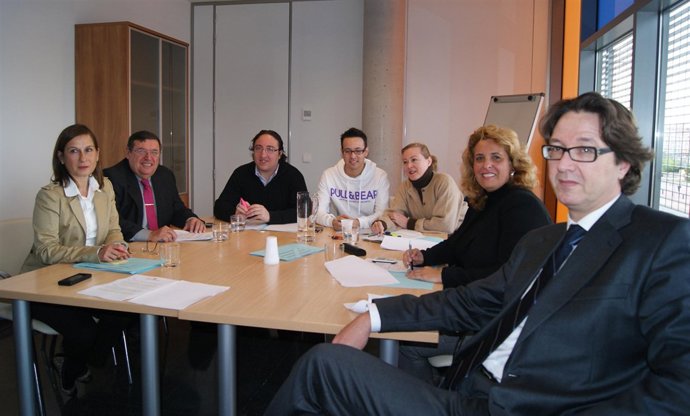 Conxa Obrador con las asociaciones de consumidores