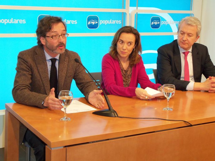 Cuca Gamarra y Emilio del Río junto al diputado del PP José María Lasalle