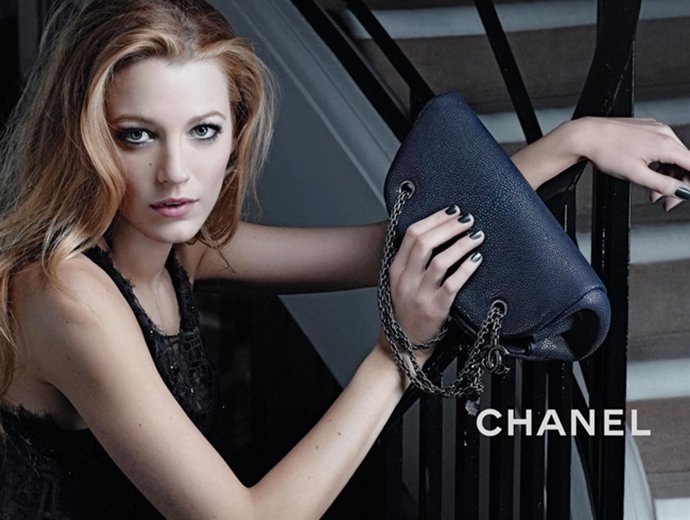 Blake Lively en la campaña de bolsos 'Madmoiselle' de Chanel 