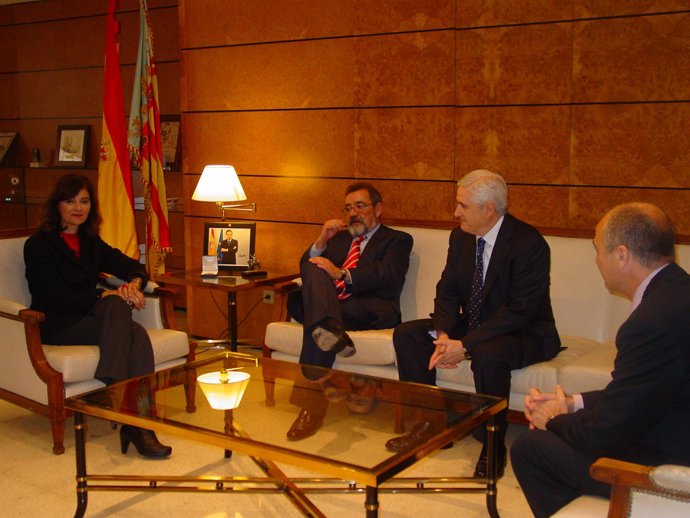 Botella conversa con González y otros representantes de la CEV.