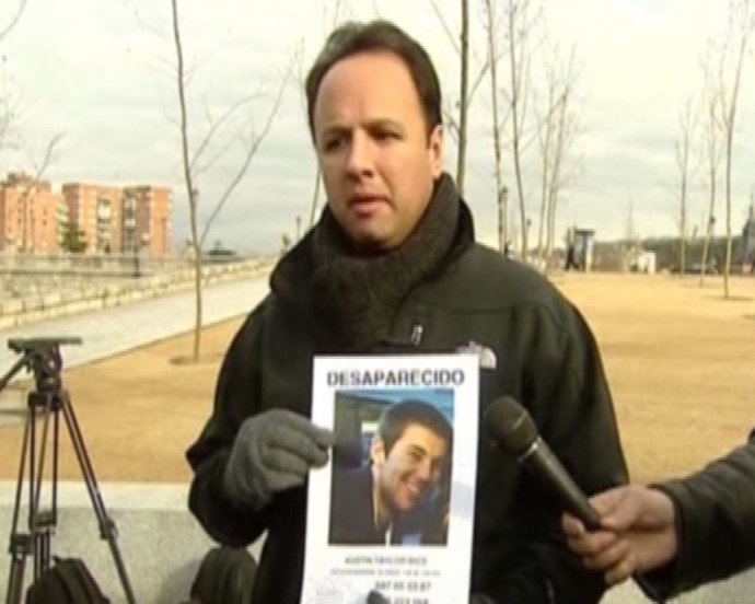 Familiares buscan al estudiante desaparecido 