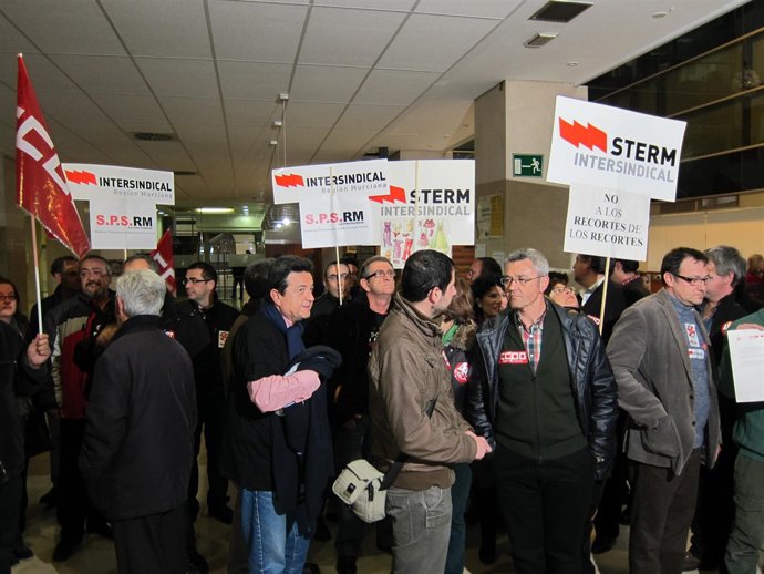 Sindicalistas en el interior de la Consejería de Economía y Hacienda