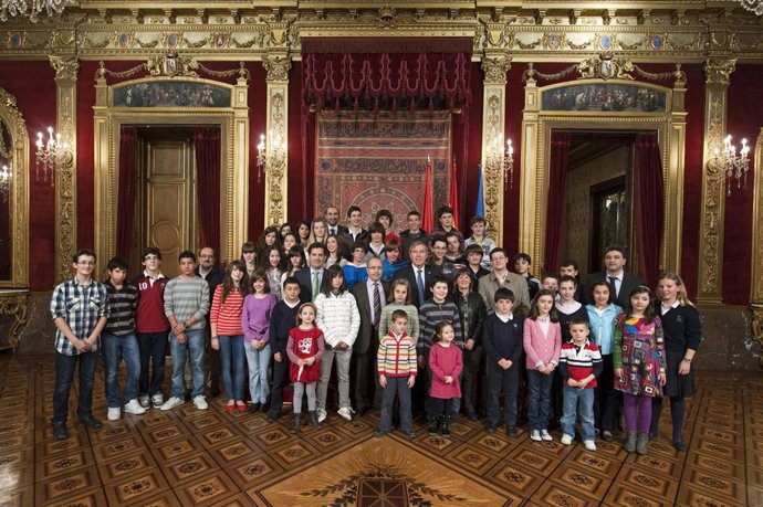 Los cuatro equipos finalistas junto al consejero Roig. 
